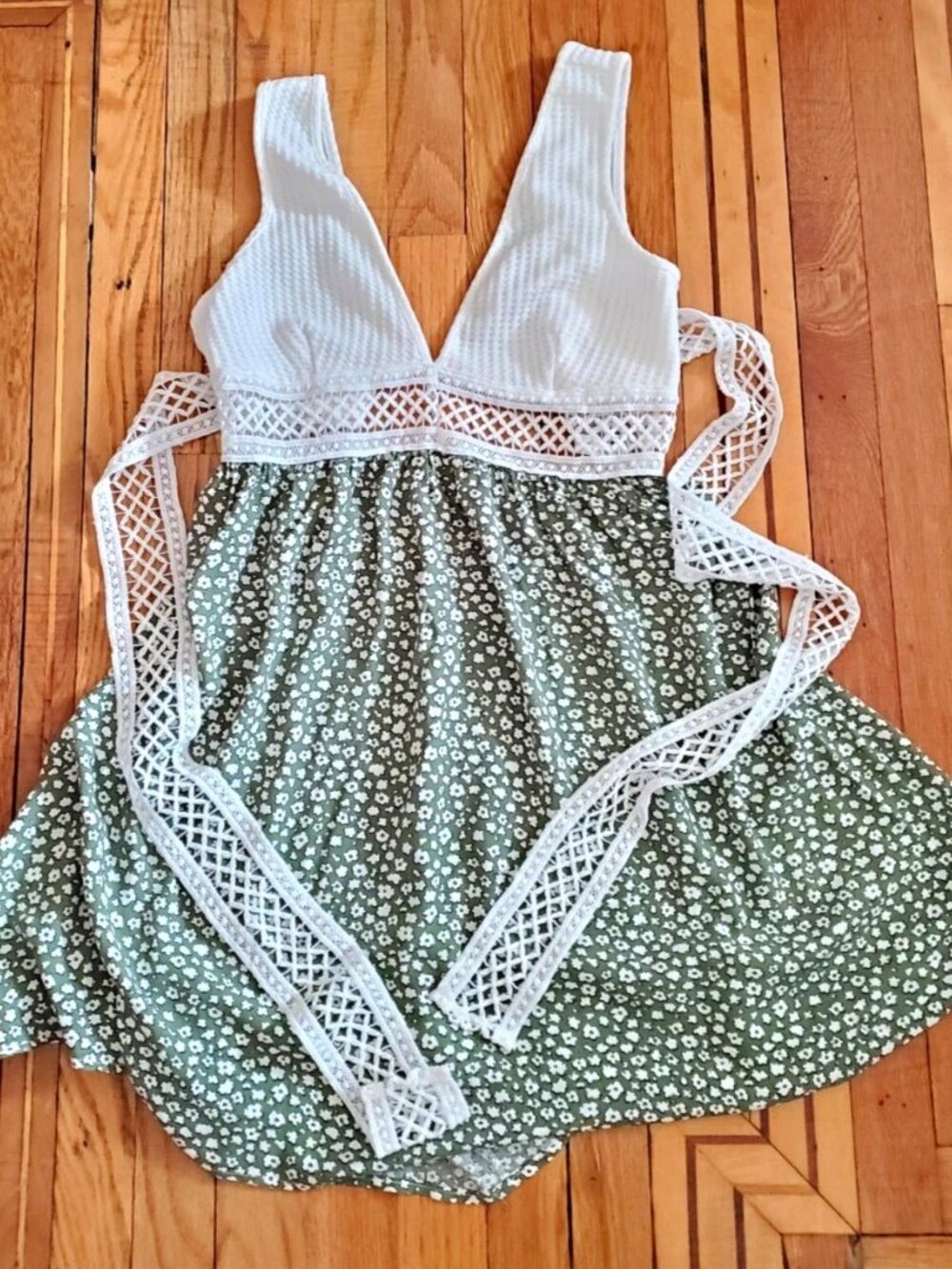 SUNDRESS SIZE M WHITE AND OLIVE SUMMER SHEIN LACE BELT GREAT CONDITION